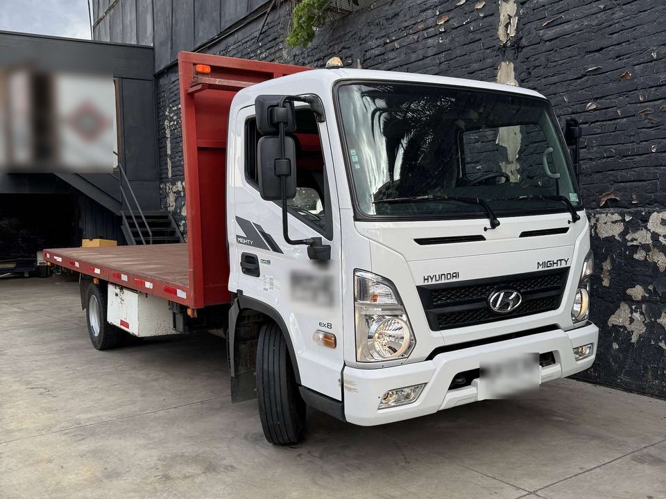 Camión Hyundai Mighty con plataforma.